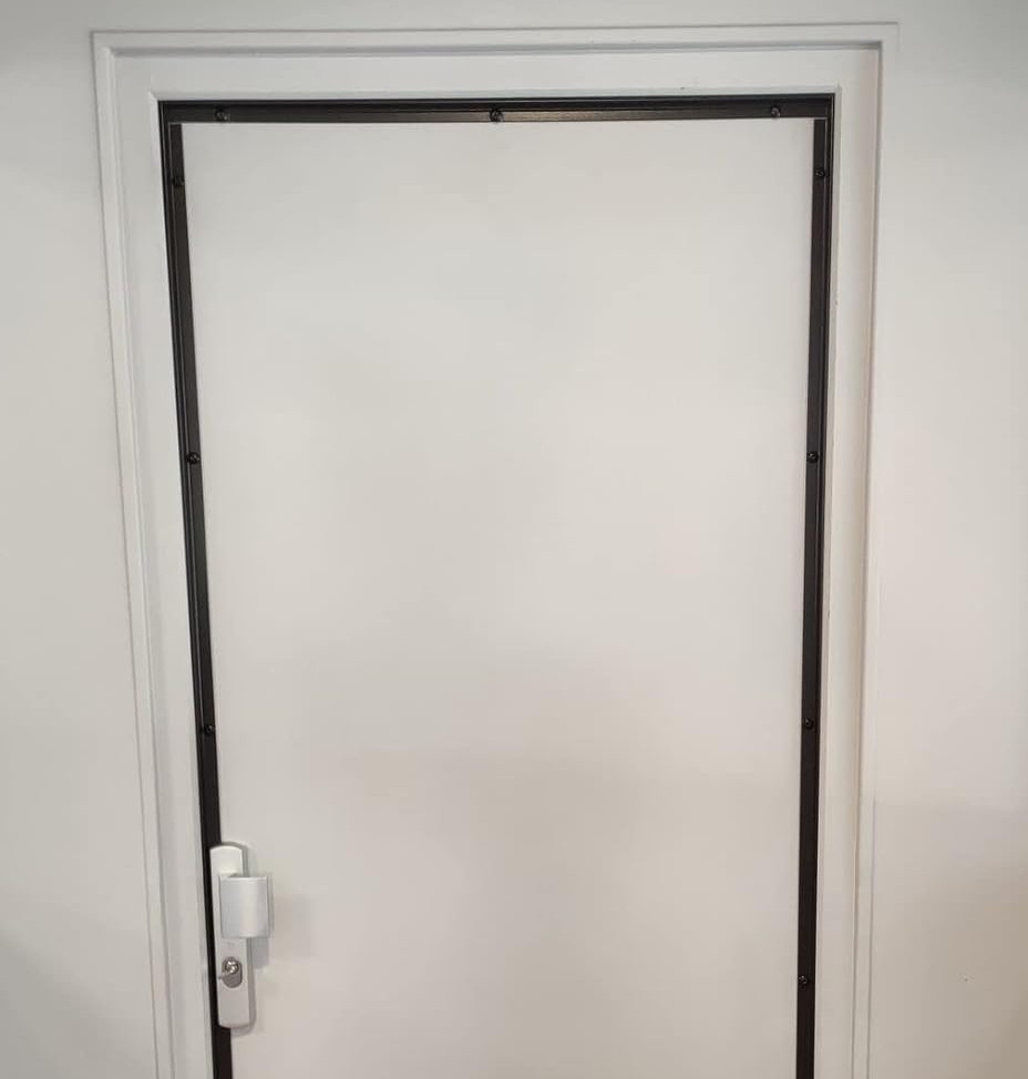 photo-de-porte-blindee-avec-corniere-anti-pince